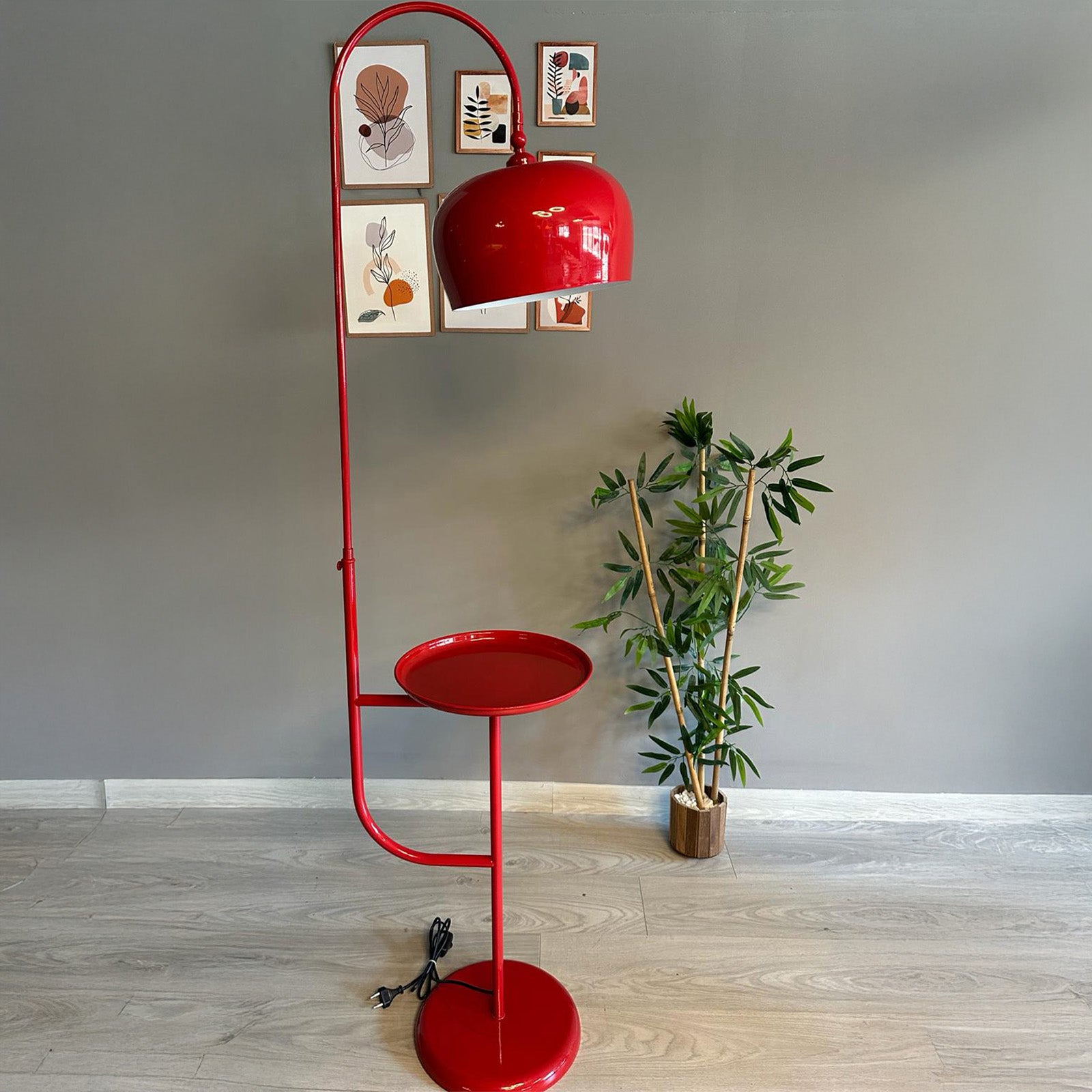 Rote Stehlampe Bewegliches Kopfteil Modernes Dekoratives Metall mit Couchtisch